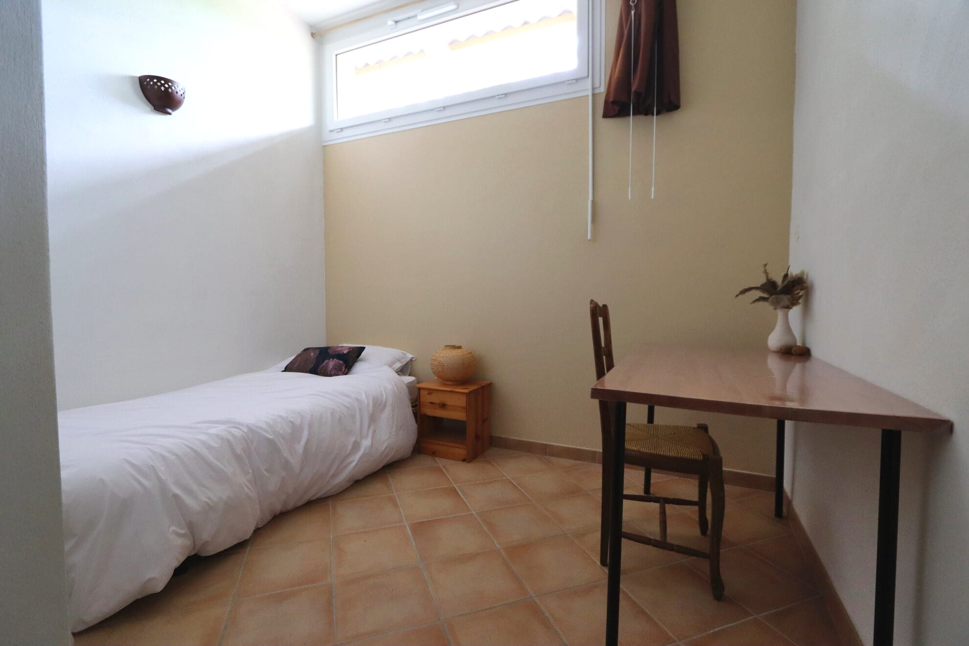 La chambre des intervenants, avec sa propre salle de bains